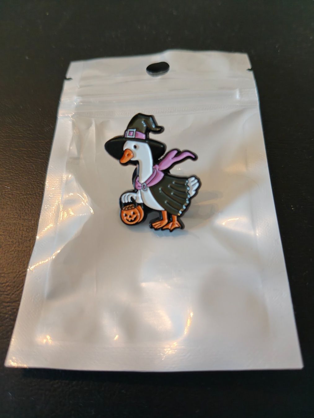 Spille & Fermagli: Gans / Goose / Oie / Oca Pin – Nuovo e nell'imballaggio originale da Vaglio venduto da Dabia