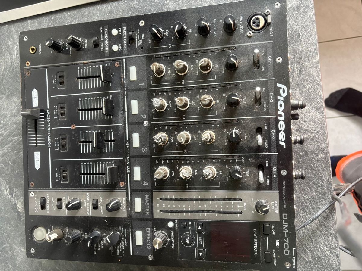 Pioneer Console di mixaggio: Pioneer DJM-700 Profi Mixer gebrauchter – Usato da Sursee venduto da Fion