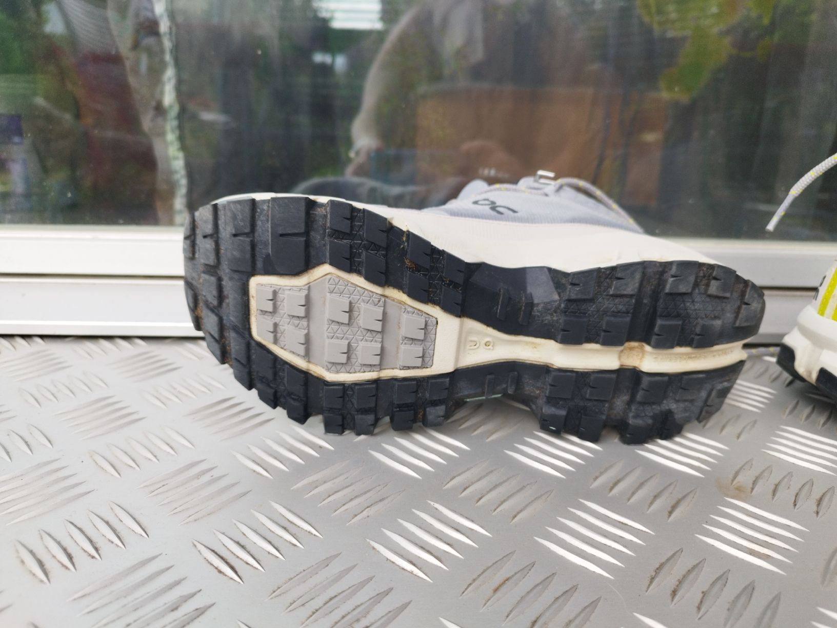 On Scarpe da donna: ON Cloudrock Wanderschuhe Damen Gr. 38.5 Grau/Weiss – Usato da Luterbach venduto da Liveyourdream 2