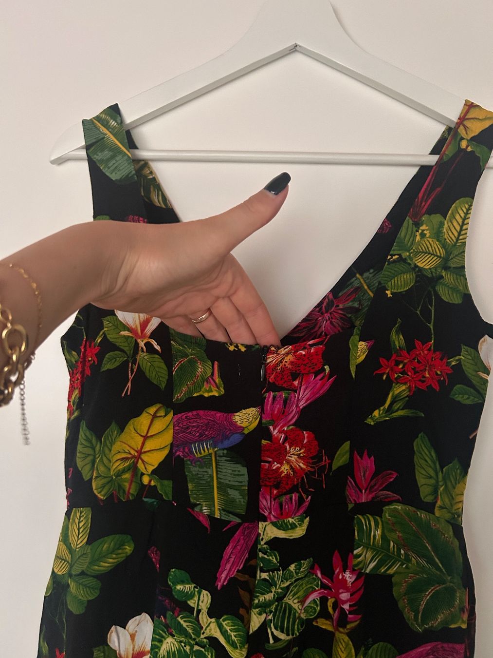 Mango Tute: MANGO - Sommerlicher Jumpsuit mit Tropical Print – Usato da Bönigen venduto da zis_bnd7 1