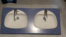 Doppelwaschbecken mit Armatuten