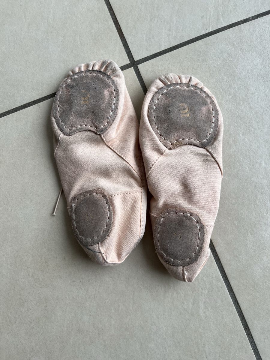 Decathlon Scarpe per ragazze: Rosa Ballettschuhe. Gr 30-31 – Usato da Vaglio venduto da Irukaijiu 1