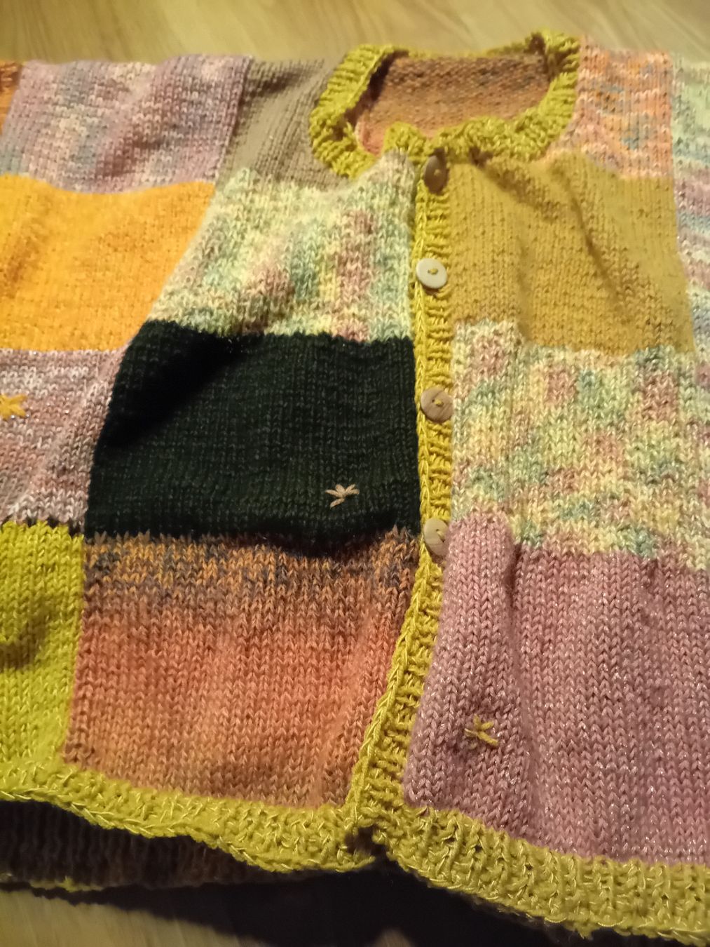 Giacche: Warme, handgestrickte Patchwork-Jacke,gr.44 – Nuovo (secondo la descrizione) da Burgdorf venduto da carodesign1 2
