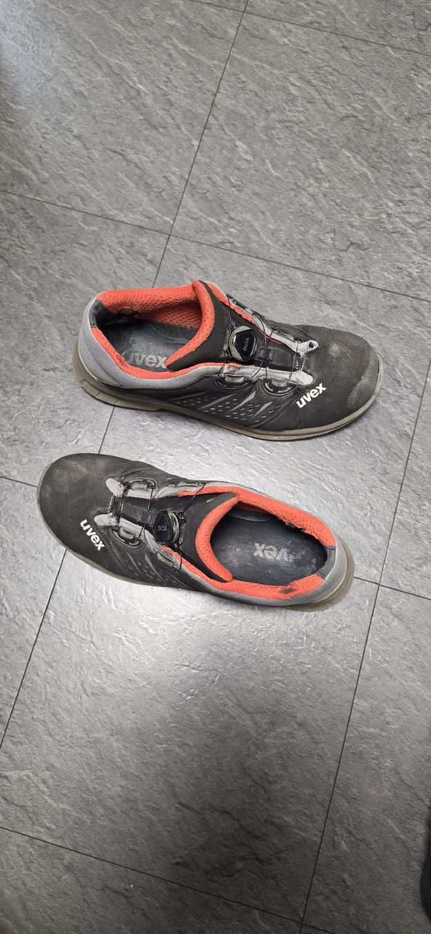 Uvex Scarpe da uomo: Arbeitsschuhe Uvex Grösse 42 stark gebraucht – Usato da Schaffhausen venduto da Tshibli