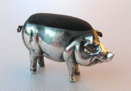 FIGUR SCHWEINCHEN MIT NADELKISSEN LONDON 1901 SILBER 925