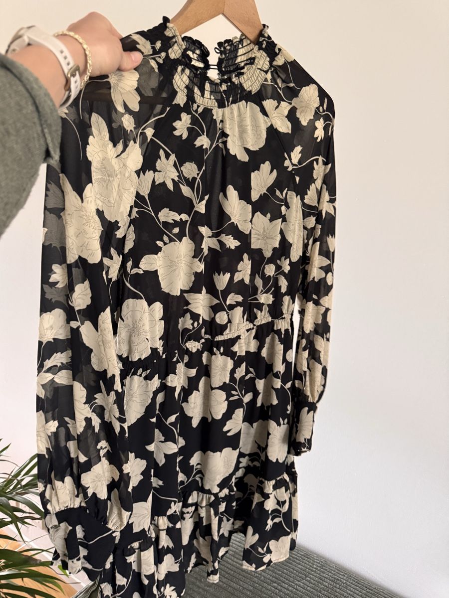 Kleider: Schönes Kleid von ONLY, Grösse M – Neu (gemäss Beschreibung) aus Sursee von ste_zr96