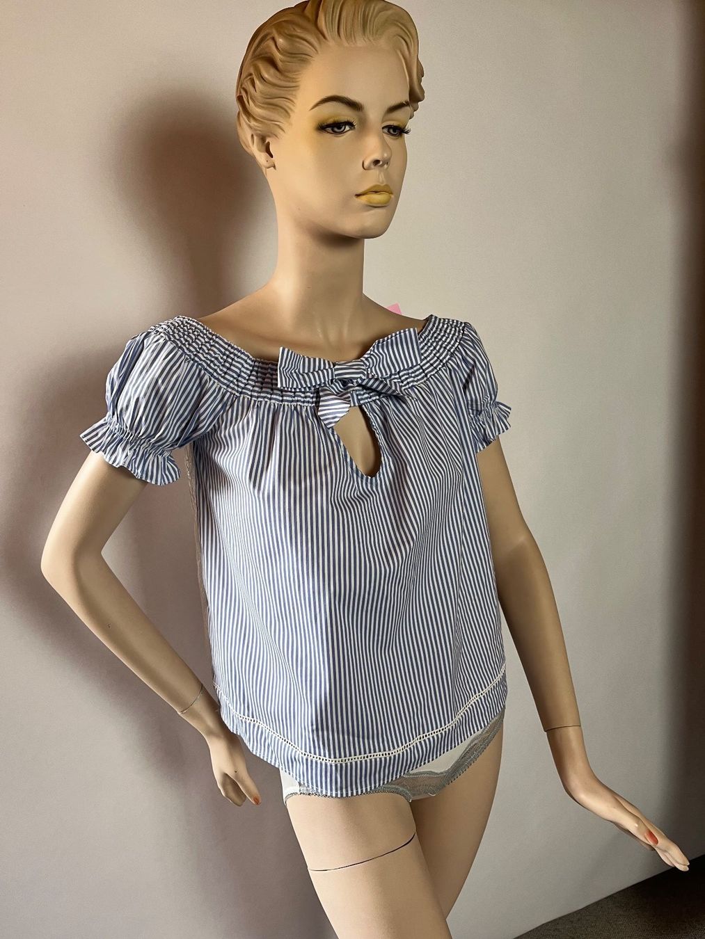Nafnaf Camicette: Bluse der Marke NAF NAF, Grösse M, Farbe Blau/Weiss – Nuovo e nell'imballaggio originale da Rudolfstetten venduto da gst_g7xl