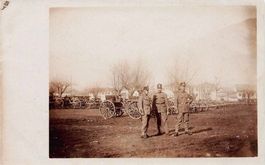 Soldaten vor Pferdekutschen, Fotokarte um 1914