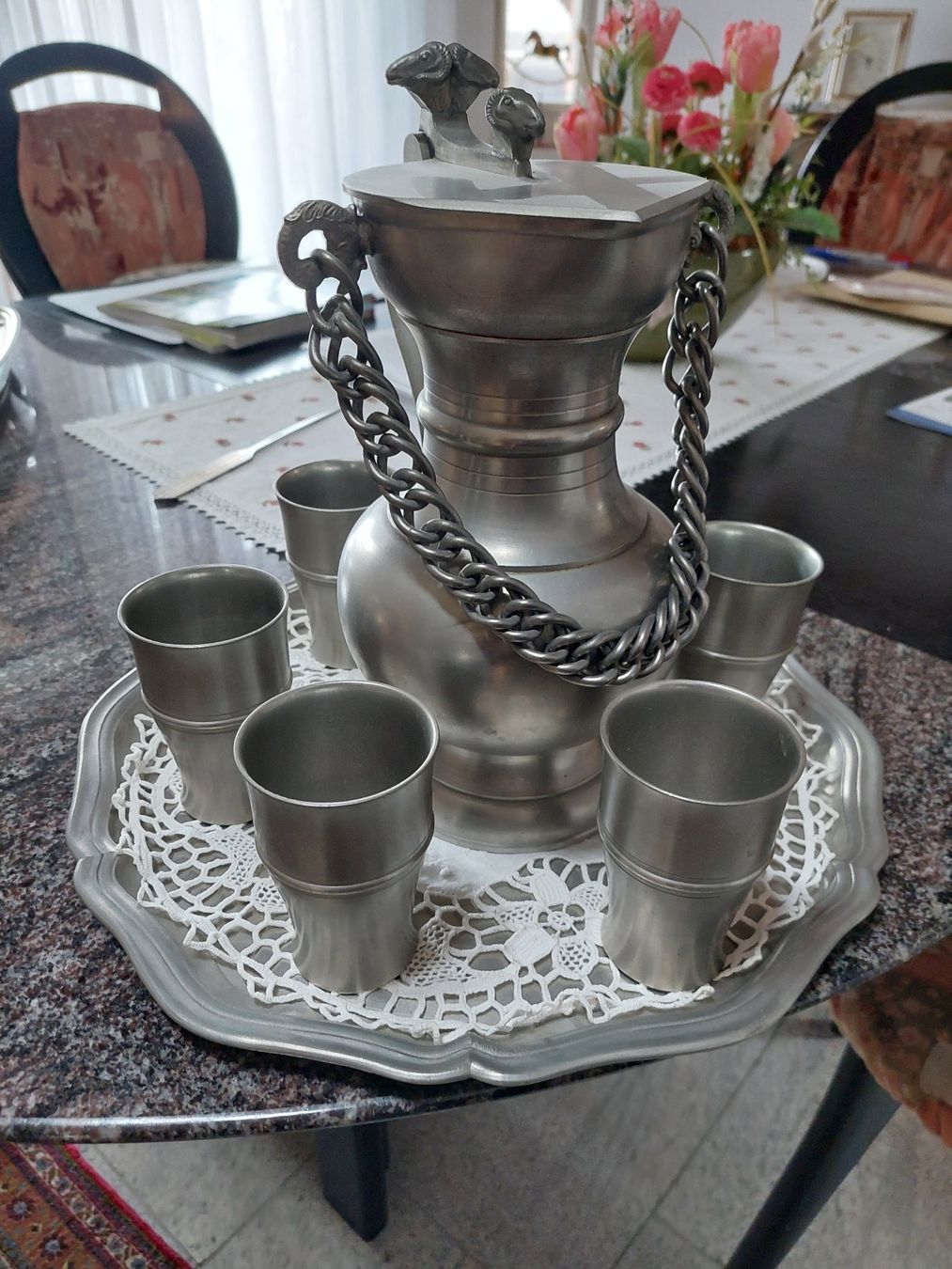 Caraffe: grosser Zinnkrug mit Bechern und Tablett, HMZ – Usato da Obfelden venduto da Kleha