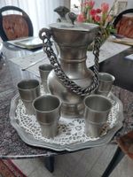grosser Zinnkrug mit Bechern und Tablett, HMZ