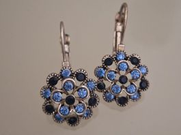 Ohrhänger mit blaue und schwarze Steine.