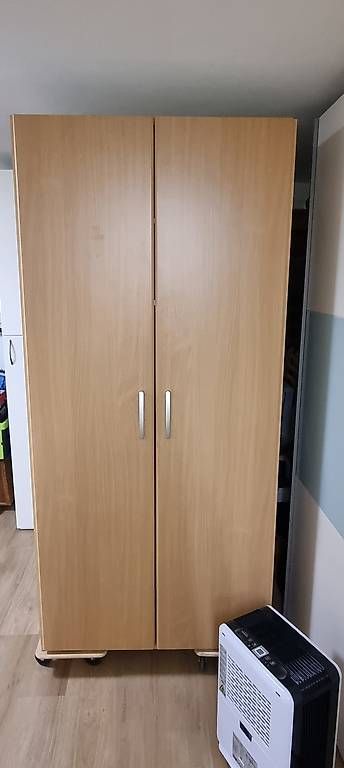 Armoires: Gut erhaltener Kleiderkasten – D'occasion à Sissach par plattner88