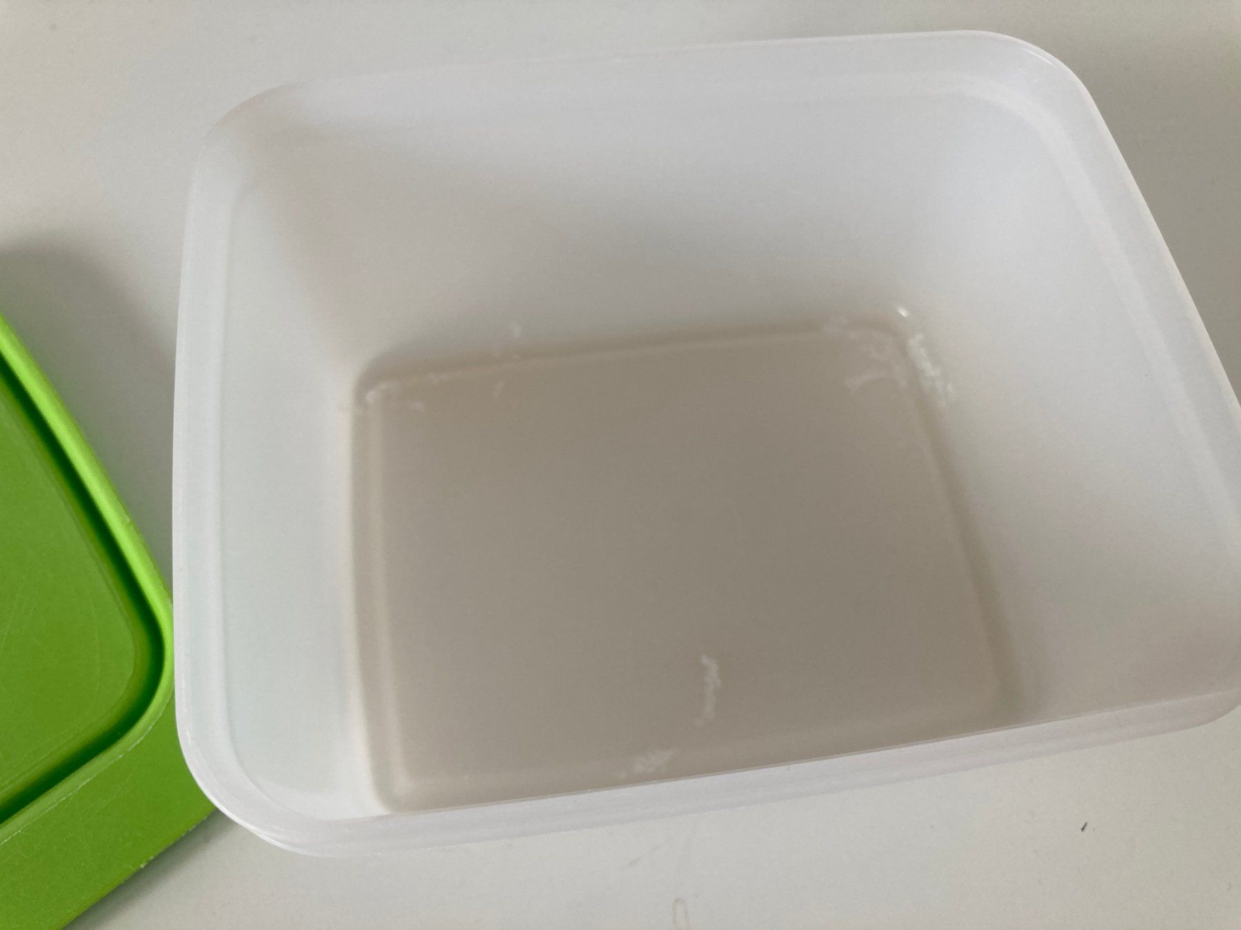 Tupperware Contenitori & Simili: Boîte Tupperware verte et blanche, petite taille, idéale ... – Usato da Biel/Bienne venduto da almercaa 2