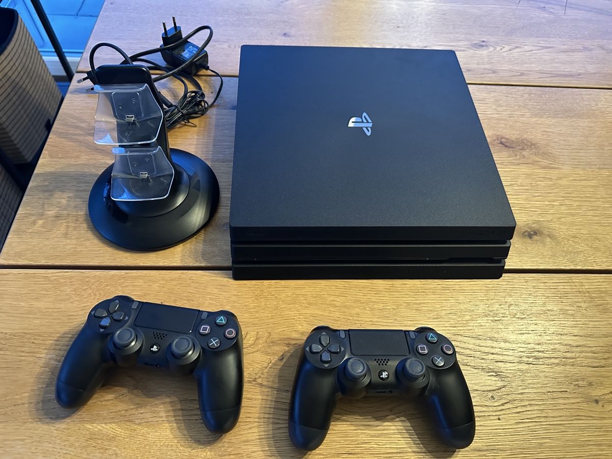 Sony Console: PlayStation PS4 Pro mit zwei Controller  – Usato da St. Gallen venduto da ire_6ktn