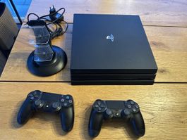 PlayStation PS4 Pro mit zwei Controller 