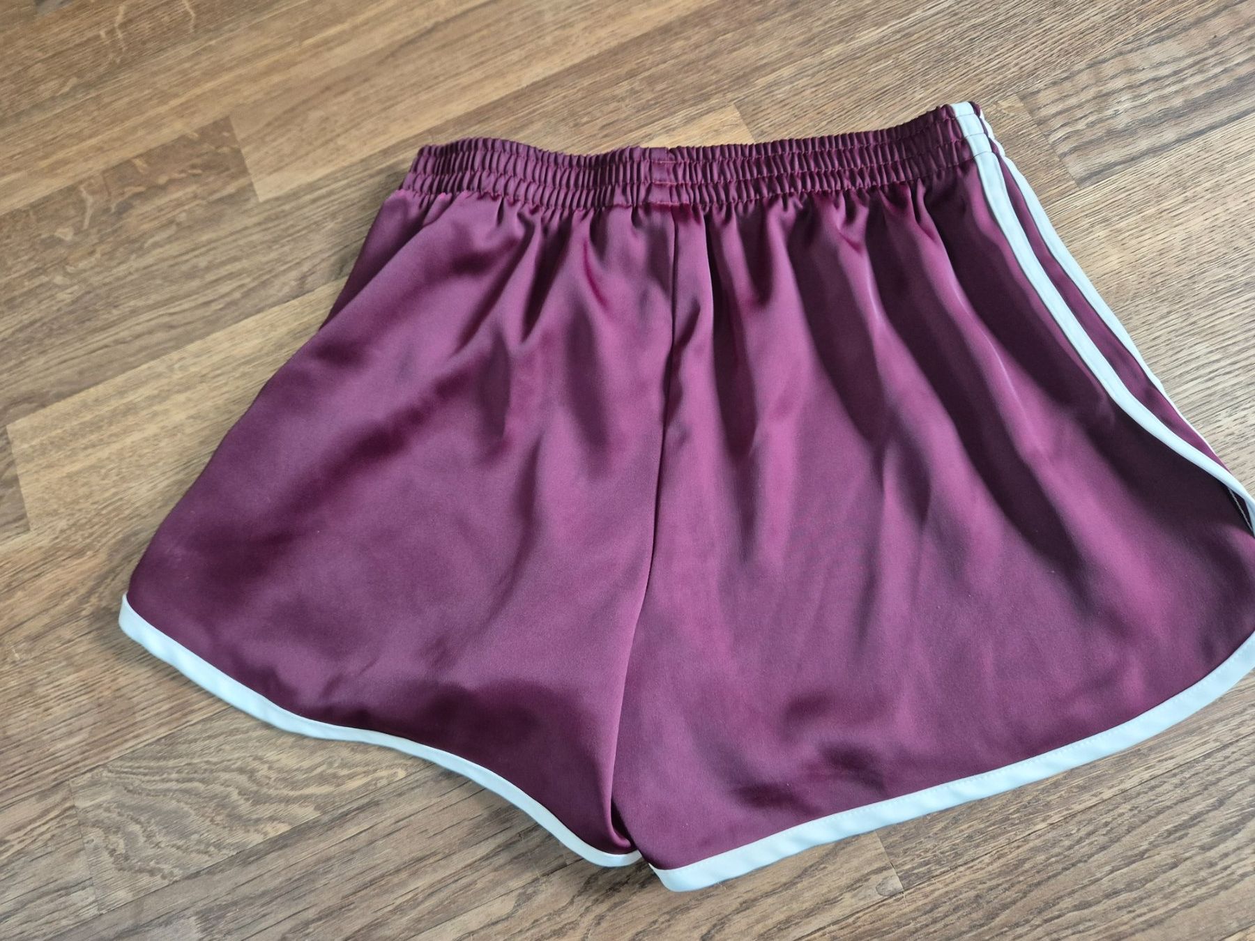 Adidas Pantaloni: Adidas burgundy shorts size S – Usato da Zürich venduto da monadiederich 1