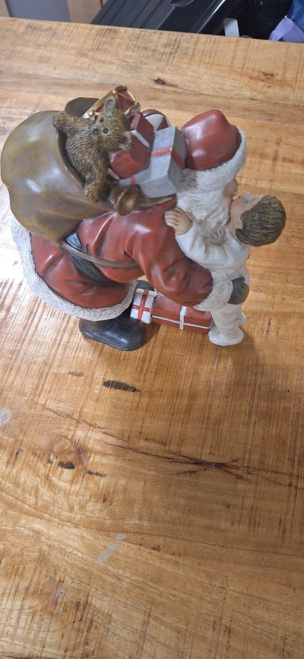 Tutte le decorazioni: Weihnachtsmann Figur mit Kind und Geschenken  – Usato da Gretzenbach venduto da Chillkrot 3