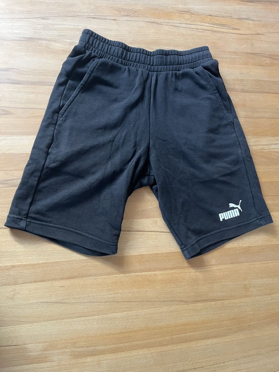 Puma Pantaloni: Schwarze Puma Shorts – Usato da Möriken AG venduto da Tigerente12