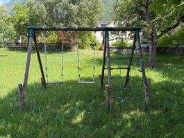 Schaukelgerüst mit Kletternetz für Kinder