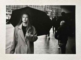 A glance in the rain, Schwarzweiss Fotografie