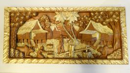 Handgeschnitztes Holzrelief – Südostasiatisches Dorfleben