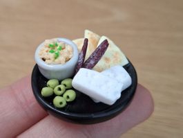 Handmade Humus mit Pitabrot, Oliven und Feta Käse