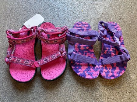 2 pack of NEW Teva sandals (30)