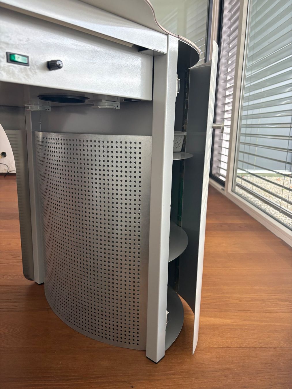 Unghie finte: Nageltisch mit Absaug- und Feinstaubfilterung – Usato da Jonen venduto da MR-987 1