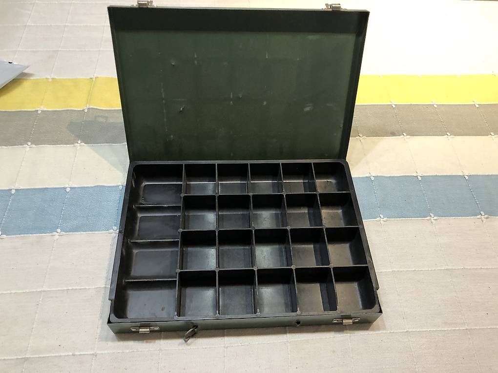 Contenitori & Simili: Metallkasette mit Einlage 35x25x5 cm – Usato da Villnachern venduto da focusride