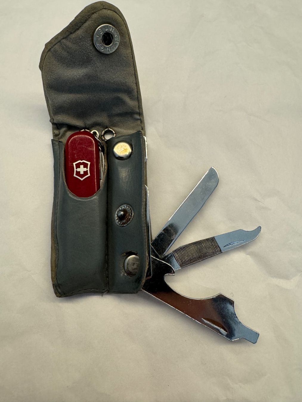 Victorinox Taschenmesser: Victorinox Classic mit Lederetui – Gebraucht aus Kestenholz von Sackmesser67