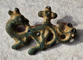 Véritable broche médiévale en laiton, salamandre & croix.