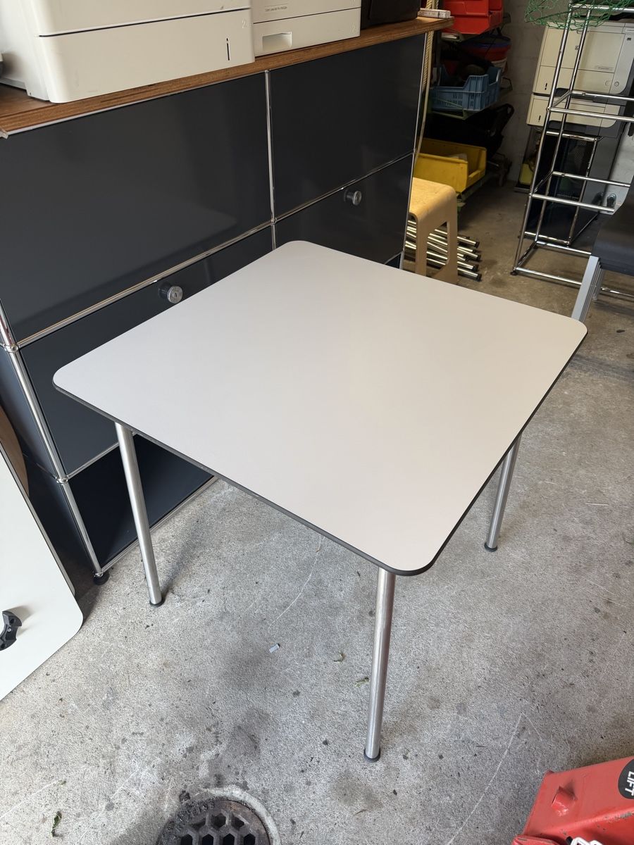 Tavoli: Vitra Bistro Tisch 75x75 cm – Usato da Zürich venduto da Zvijerka