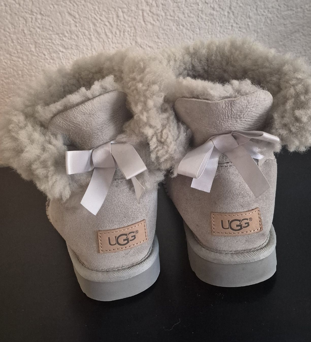 Ugg Damenschuhe: UGG Mini Bailey Bow II Winterstiefel grau Gr. 39 – Gebraucht aus Naters von Monika-K 2