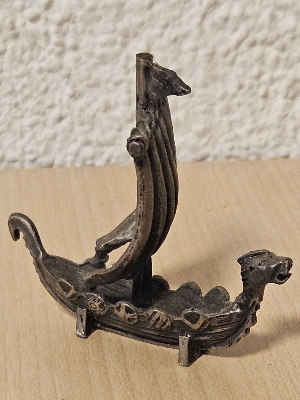 Figurines: Zinn-Miniaturfigur eines klassischen Wikinger-Langboots – D'occasion à Jona par ASMARADO