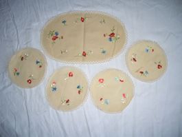 Antike Untersetzer bestickt Blumen, 5 Teile, Creme