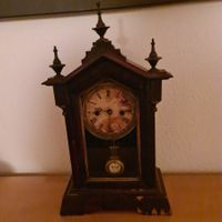 Tischuhr / Antik / Sehr alt / läuft