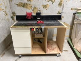 Frästisch mit Dewalt Oberfräse für Holzbearbeitung