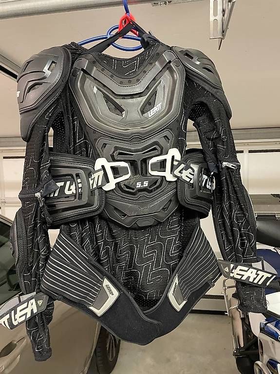 Leatt Schutz & Schoner: Leatt Body Protector 5.5 + RaceVest Lite Windweste – Gebraucht aus Siebnen von fer_9f66