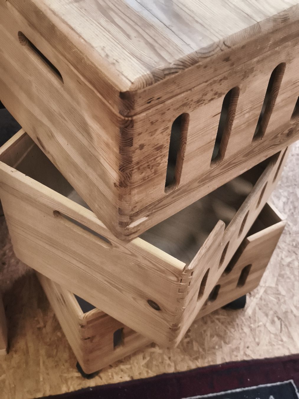 Autres décorations & accessoires: Holzkiste mit Rollen und Deckel(A26) – D'occasion à Künten par Schnaepplihuus 4