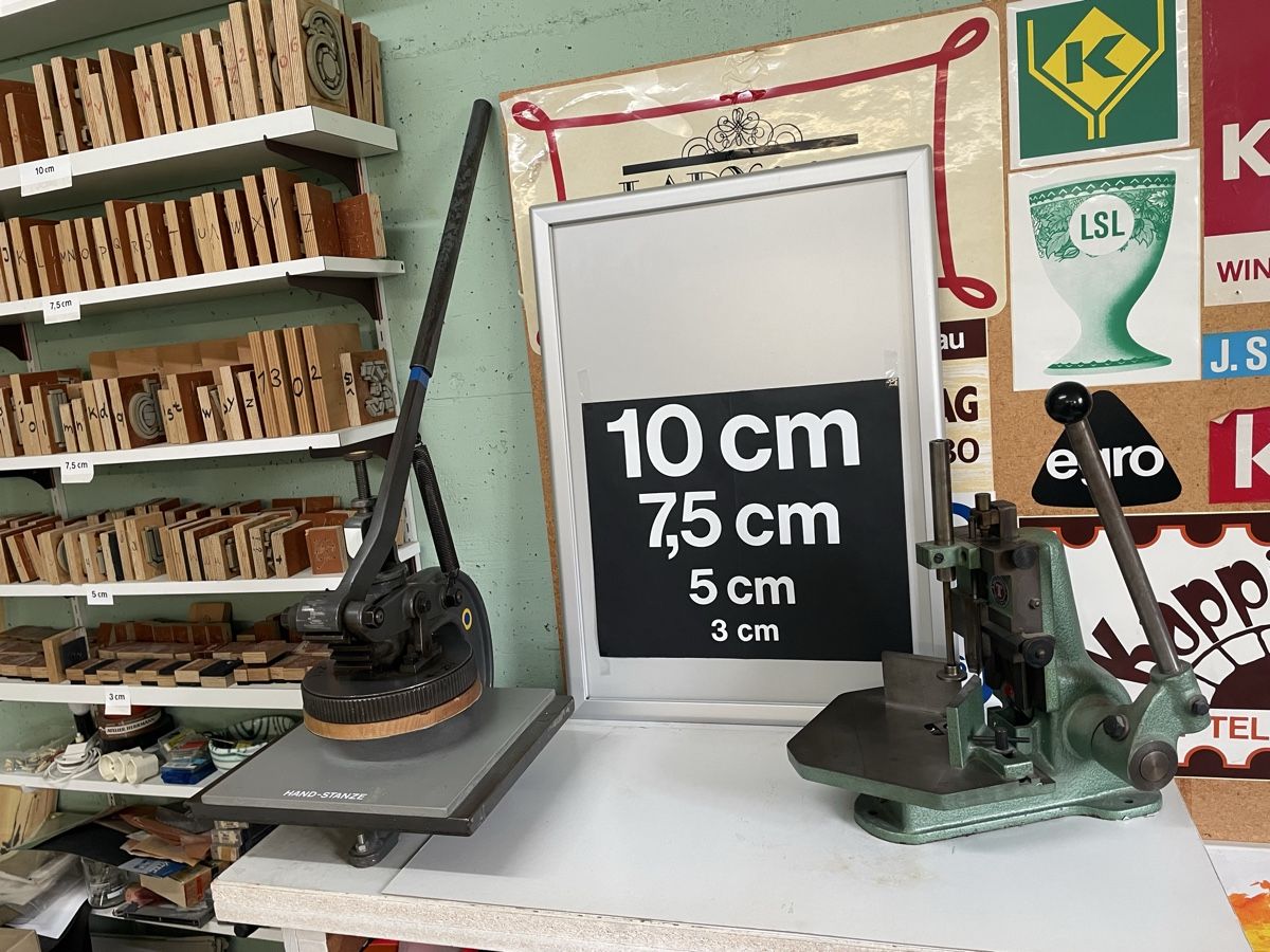 Tutte le macchine: Stanzmaschine und Eckstanze – Usato da Rütihof venduto da JulieH85