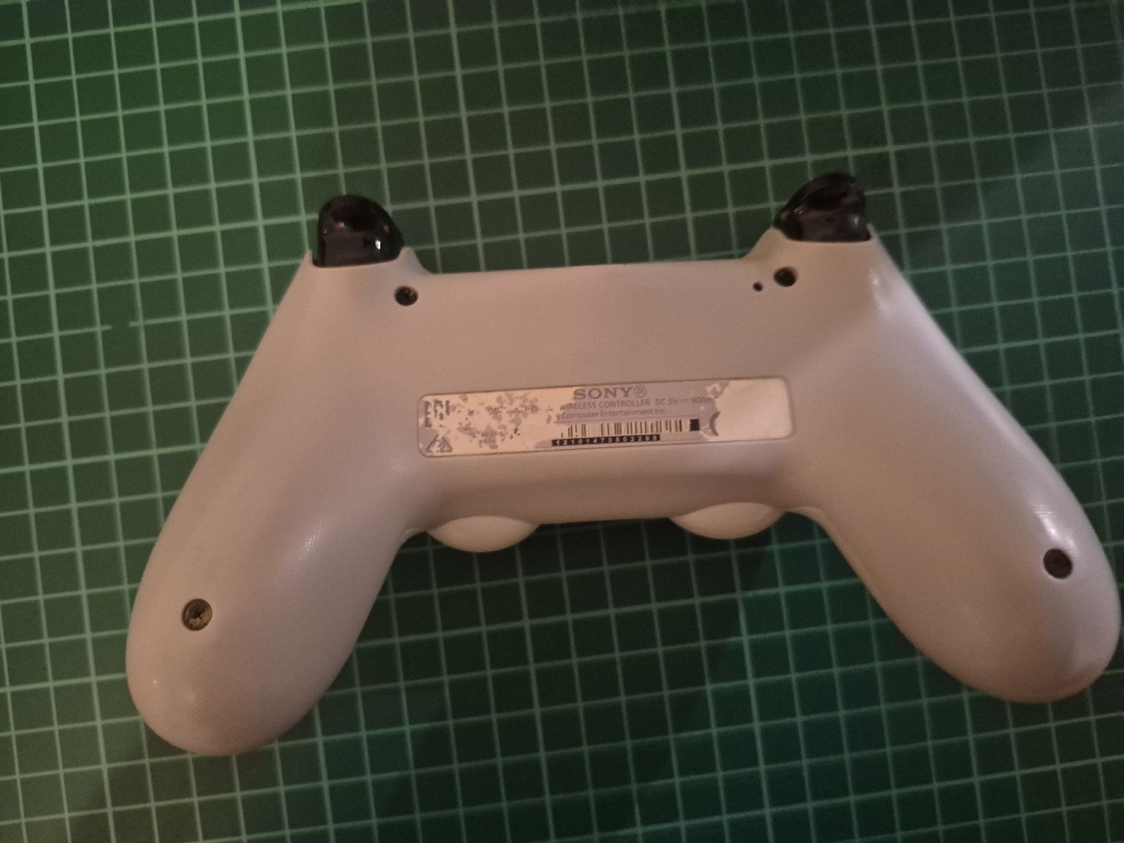 Sony Controller: Sony PlayStation 4 DualShock 4 Wireless Controller White – Usato da Meyrin venduto da Retro-GZ 1