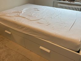 Matratze und Bettgestell mit Vier Schubladen IKEA