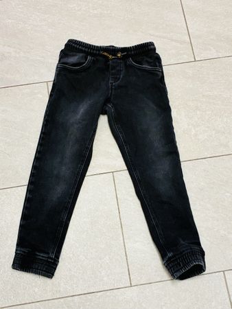 WinterJeans schwarz mit Gummizug Grösse 134 gebraucht