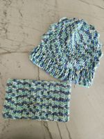 Handgestricktes Mützli- und Schal-Set, mit Dino-Details