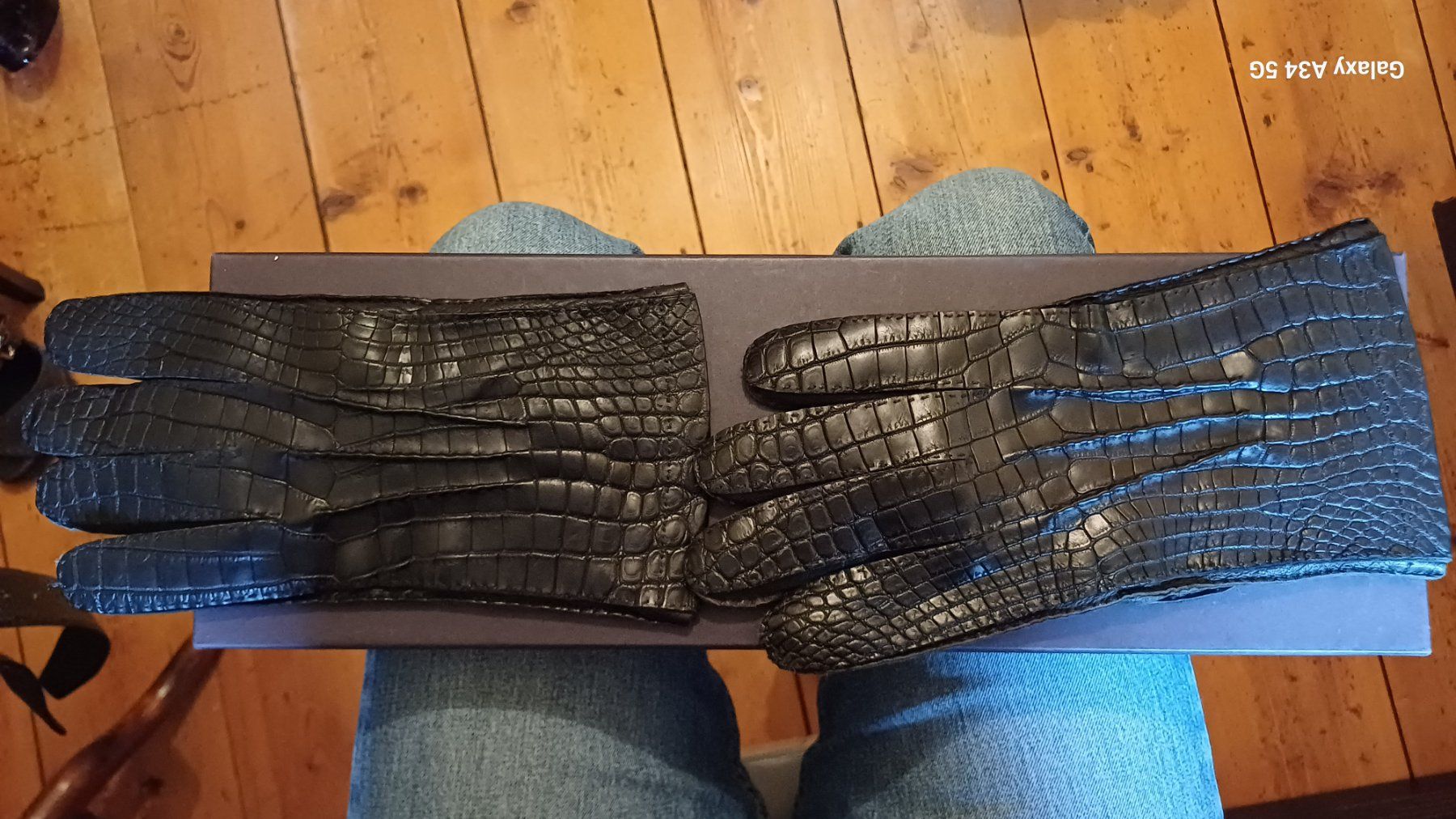 Prada Guanti & manicotti: Prada Handschuhe aus Aligatorleder – Usato da St. Gallen venduto da DiesundDas. 3