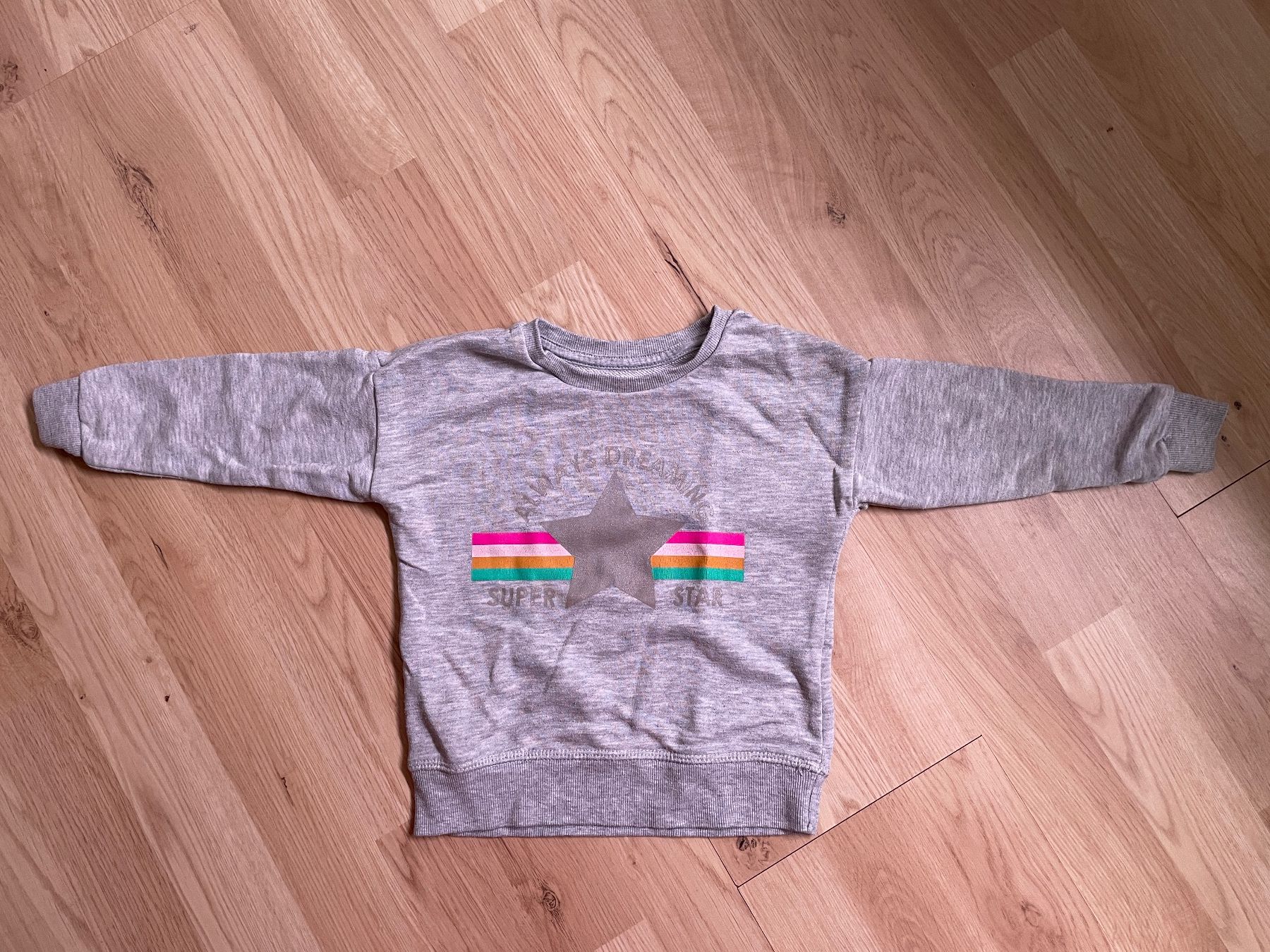 Primark Pulls & Sweat-shirts: Pullover Regenbogen, grau, Grösse 98, top! – D'occasion à Himmelried par kern.marko