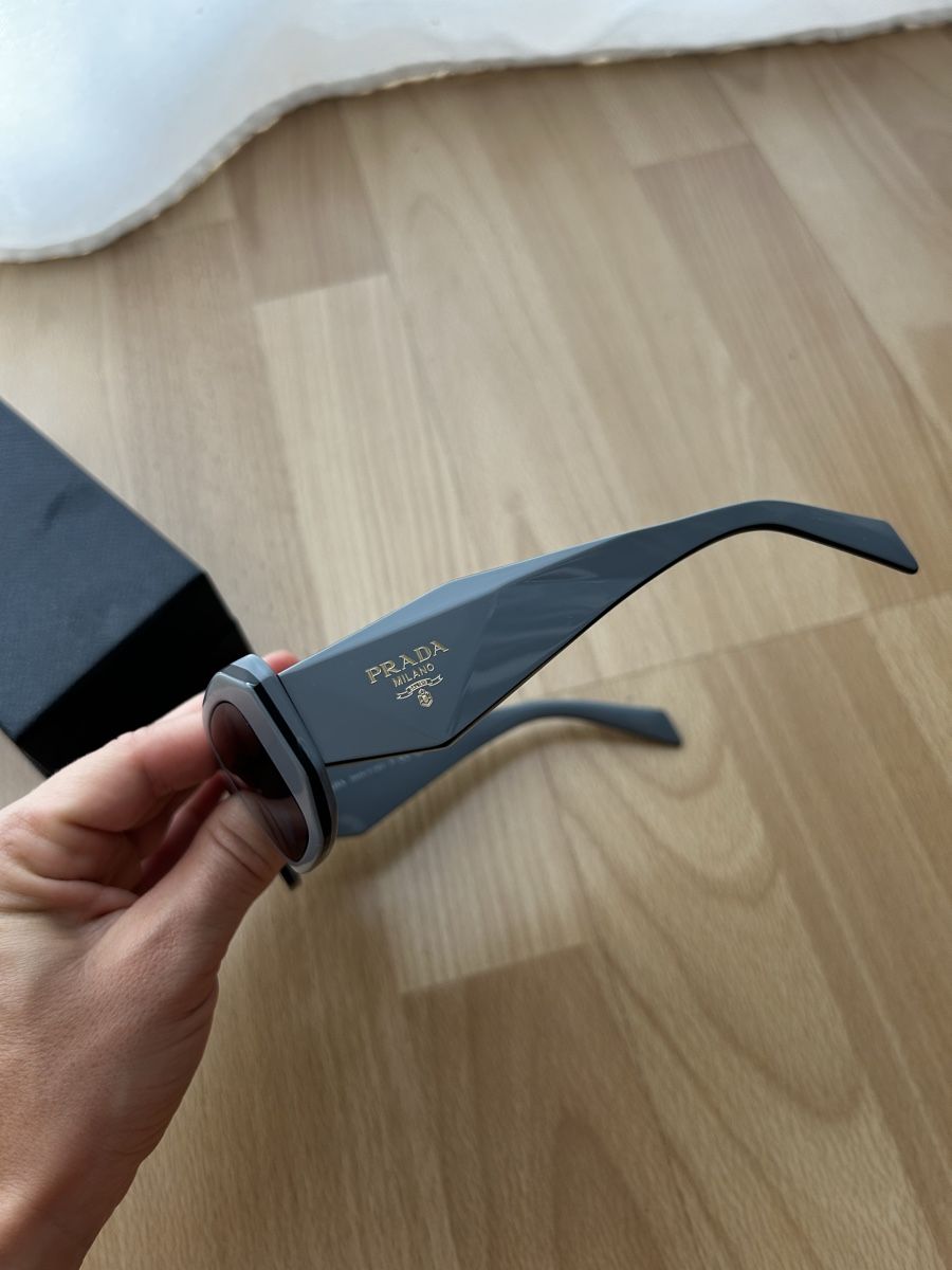 Prada Lunettes & Verres: Sonnenbrille Prada Milano SPR17W – Neuf avec emballage d'origine à Stansstad par Leruac 2