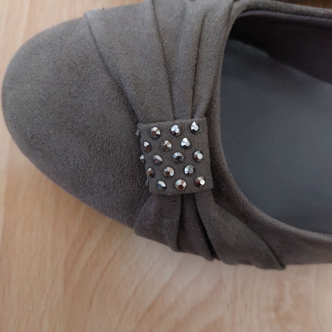 Scarpe da donna: Graue Keilabsatz Schuhe, Gr. 40 – Nuovo (secondo la descrizione) da Frauenfeld venduto da Rolsy 2
