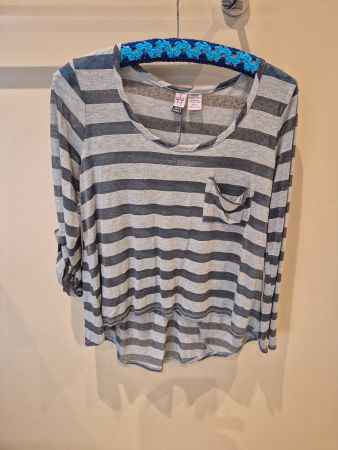 Love on a Hanger Pulli, Grau/Schwarz gestreift, Gr. L