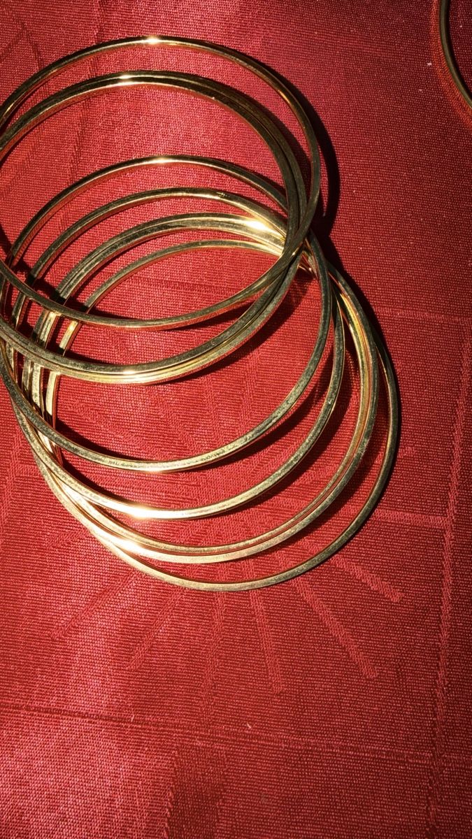 Bracelets: Set of Minimalist Gold-Tone Bangle Bracelets – Classic Stack – Neuf avec emballage d'origine à St Gallen par Alii